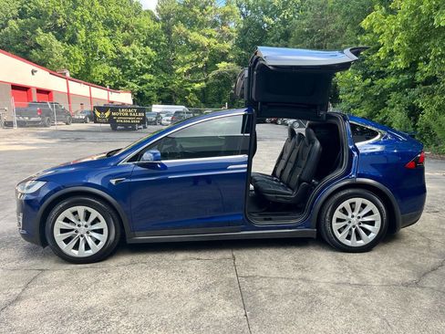 Used 2018 Tesla Model X 75D image 11