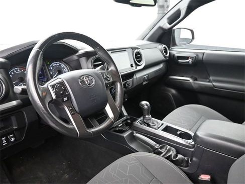 Used 2017 Toyota Tacoma TRD Off-Road w/ Tow Package (A/T) image 18