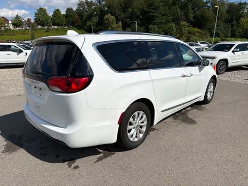 Used 2019 Chrysler Pacifica Touring-L FWD image 9