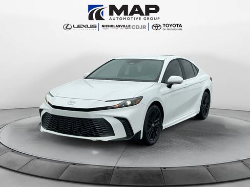 Used 2025 Toyota Camry SE image 1