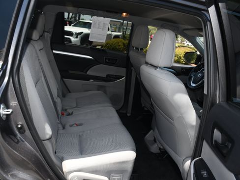 Used 2019 Toyota Highlander LE FWD image 17