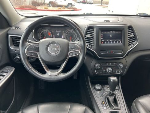 Certified 2019 Jeep Cherokee Latitude Plus w/ Comfort/Convenience Group image 19