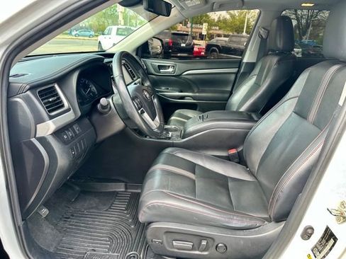 Used 2019 Toyota Highlander SE image 12