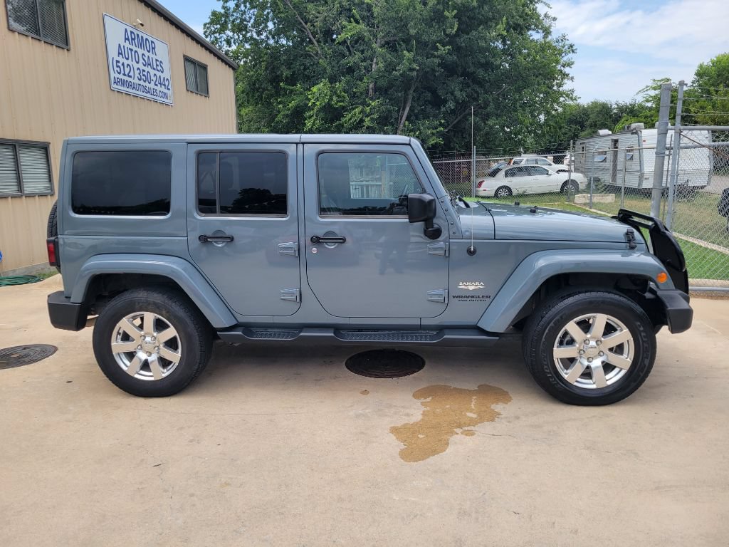 Used 2015 Jeep Wrangler Unlimited Sahara w/ Connectivity Group AWD/4WD image 2