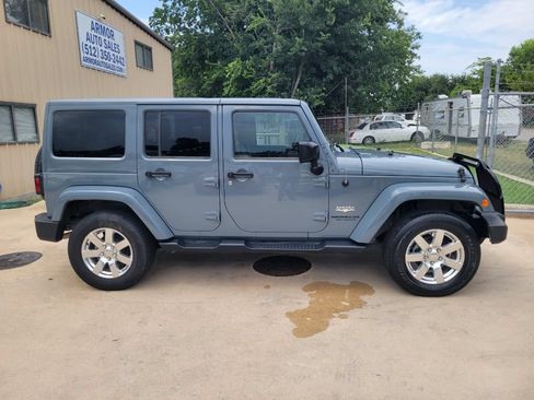 Used 2015 Jeep Wrangler Unlimited Sahara w/ Connectivity Group AWD/4WD image 2