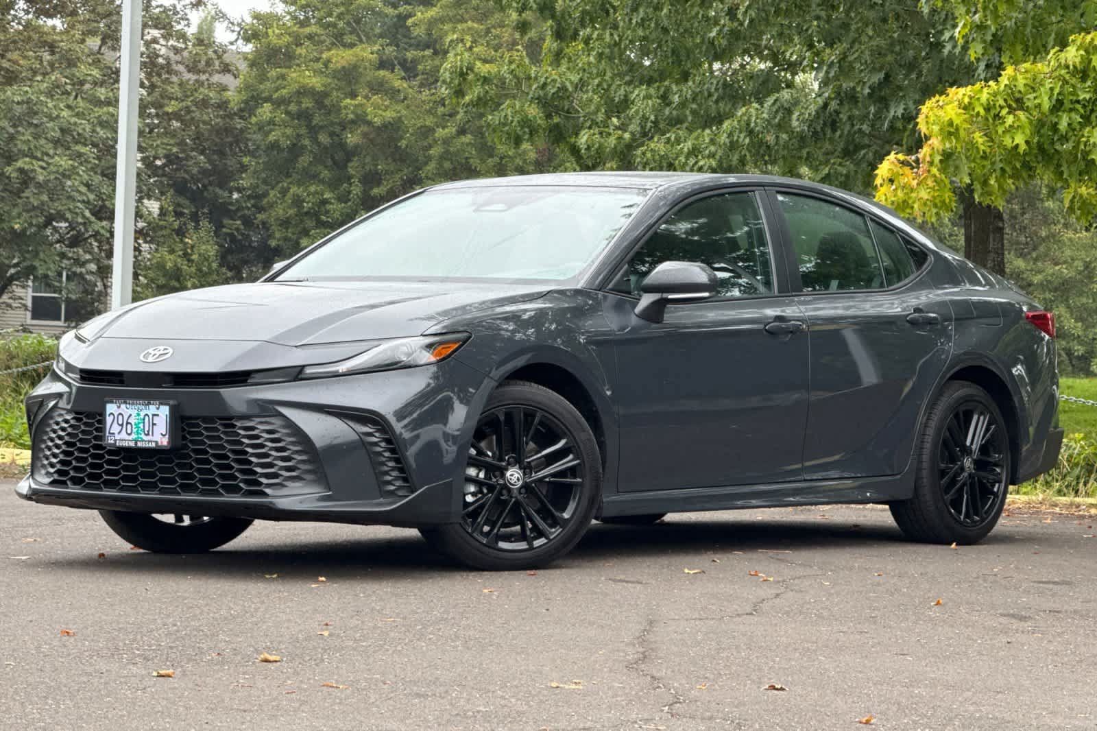 Used 2025 Toyota Camry SE AWD/4WD image 1