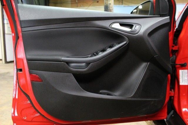 Used 2016 Ford Focus SE w/ SE Winter Package FWD image 15