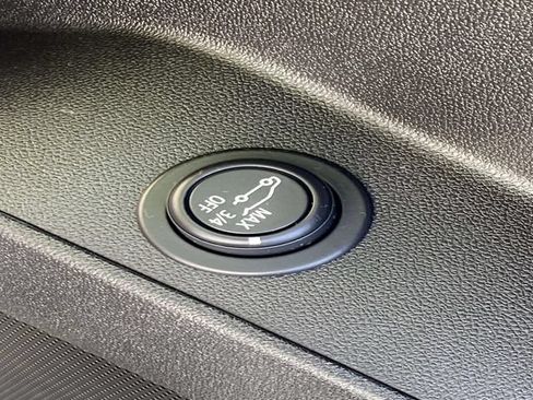 Used 2024 Chevrolet Equinox LT FWD image 32