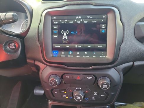Used 2018 Jeep Renegade Altitude w/ UConnect 8.4 Nav Group FWD image 21