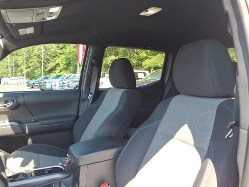 Used 2022 Toyota Tacoma TRD Off-Road w/ Technology Package RWD image 13