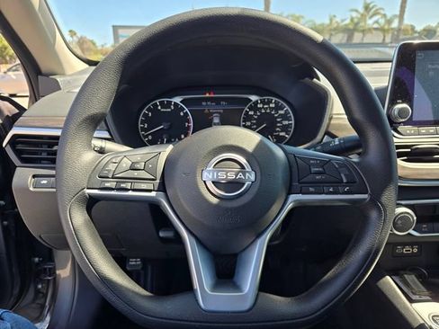 Used 2025 Nissan Altima 2.5 SV FWD image 19