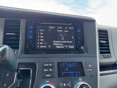 Used 2017 Toyota Sienna XLE Premium image 21