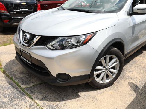 Used 2017 Nissan Rogue Sport SV AWD/4WD image 2