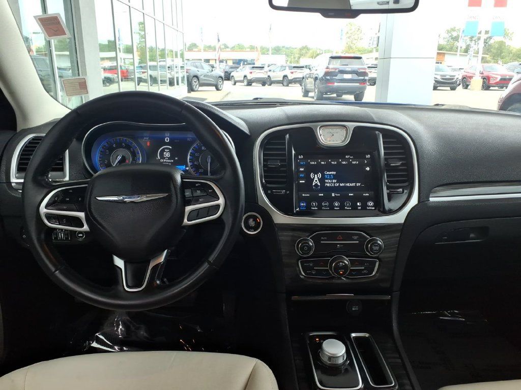 Used 2018 Chrysler 300 Touring w/ Chrome Appearance Package RWD image 14