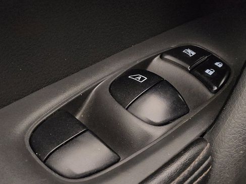 Used 2017 Nissan Rogue SV image 27