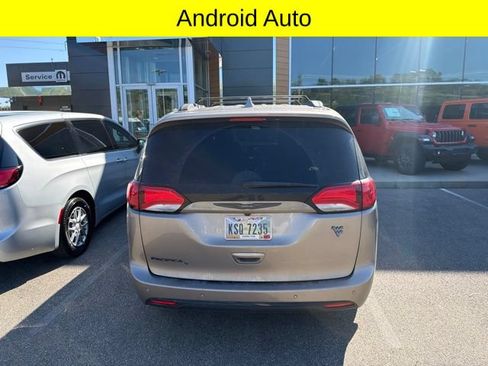 Used 2018 Chrysler Pacifica Touring-L w/ Premium Audio Group FWD image 5