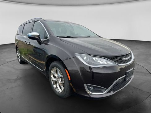 Used 2017 Chrysler Pacifica Limited w/ UConnect Theater Package FWD image 2