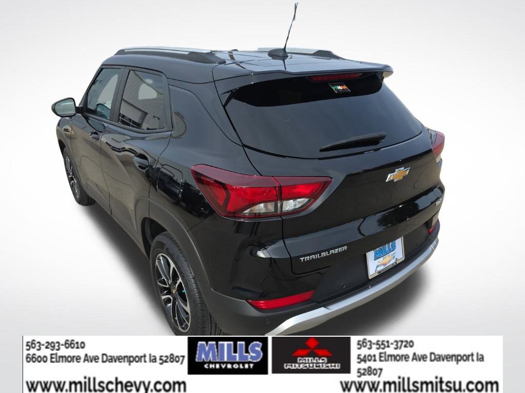 Used 2024 Chevrolet TrailBlazer LT w/ LT Cold Weather Package FWD image 3