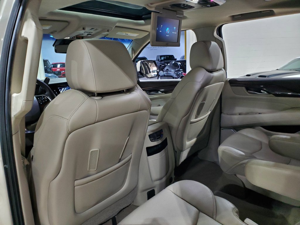 Used 2017 Cadillac Escalade Premium Luxury AWD/4WD image 28