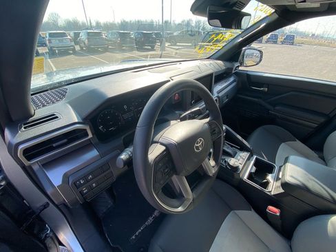 Used 2025 Toyota Tacoma TRD Off-Road image 9