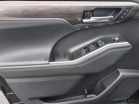 New 2026 Toyota Highlander Platinum image 16