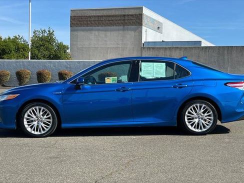 Certified 2019 Toyota Camry XLE w/ Sunroof Package FWD image 9