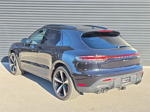 Certified 2024 Porsche Macan image 3