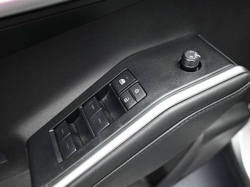 Certified 2025 Toyota Highlander XLE FWD image 6