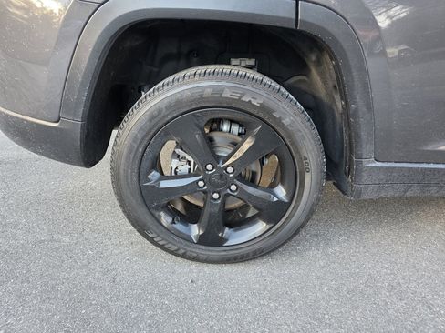 Used 2023 Jeep Grand Cherokee Altitude image 9