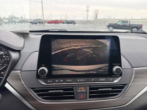 Used 2024 Nissan Altima 2.5 SV image 17