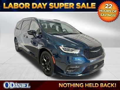 Used 2025 Chrysler Pacifica Premium