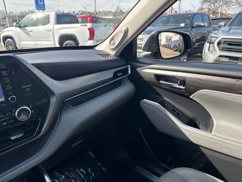Used 2021 Toyota Highlander Limited image 32