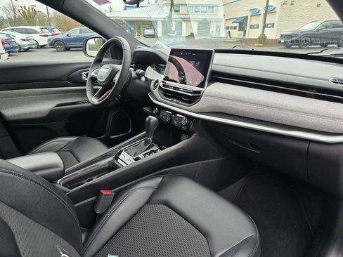 Used 2024 Jeep Compass Latitude image 4