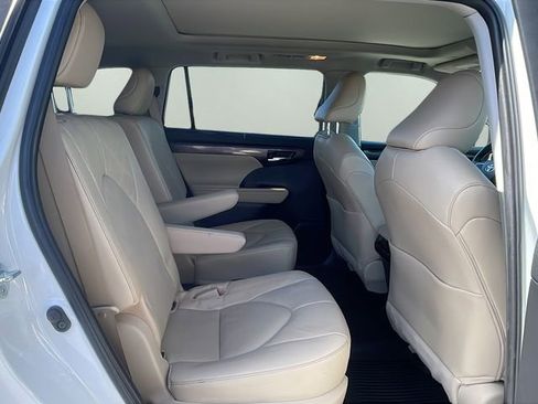Used 2023 Toyota Highlander Platinum image 16