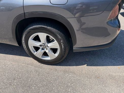 Used 2022 Toyota Highlander LE image 10