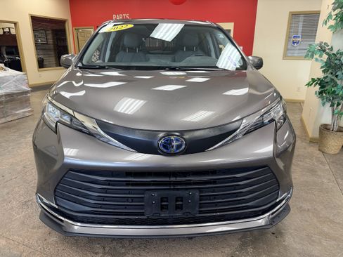 Used 2022 Toyota Sienna XLE AWD/4WD image 2