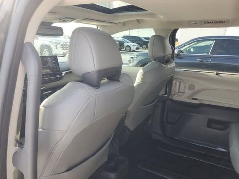 Used 2023 Toyota Sienna XLE FWD image 13