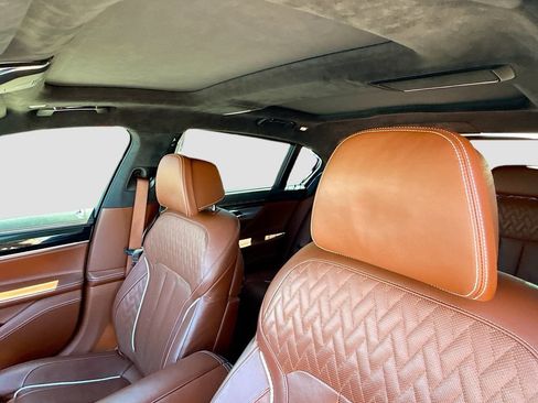Used 2018 BMW 750i image 27