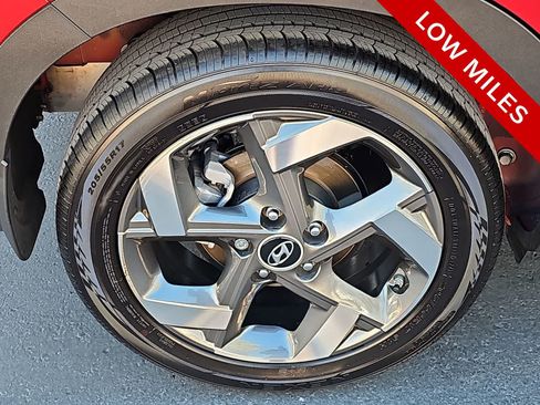 Used 2025 Hyundai Venue SEL FWD image 12