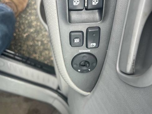 Used 2007 Kia Rondo LX image 11