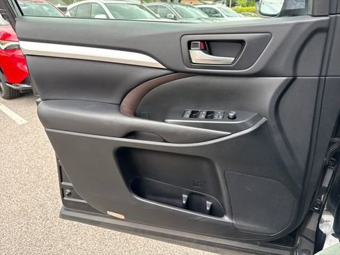 Used 2019 Toyota Highlander XLE AWD/4WD image 22
