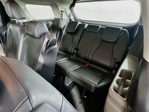 Used 2025 Kia Carnival FWD image 30