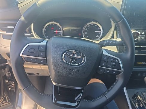 Used 2024 Toyota Highlander XSE AWD/4WD image 15