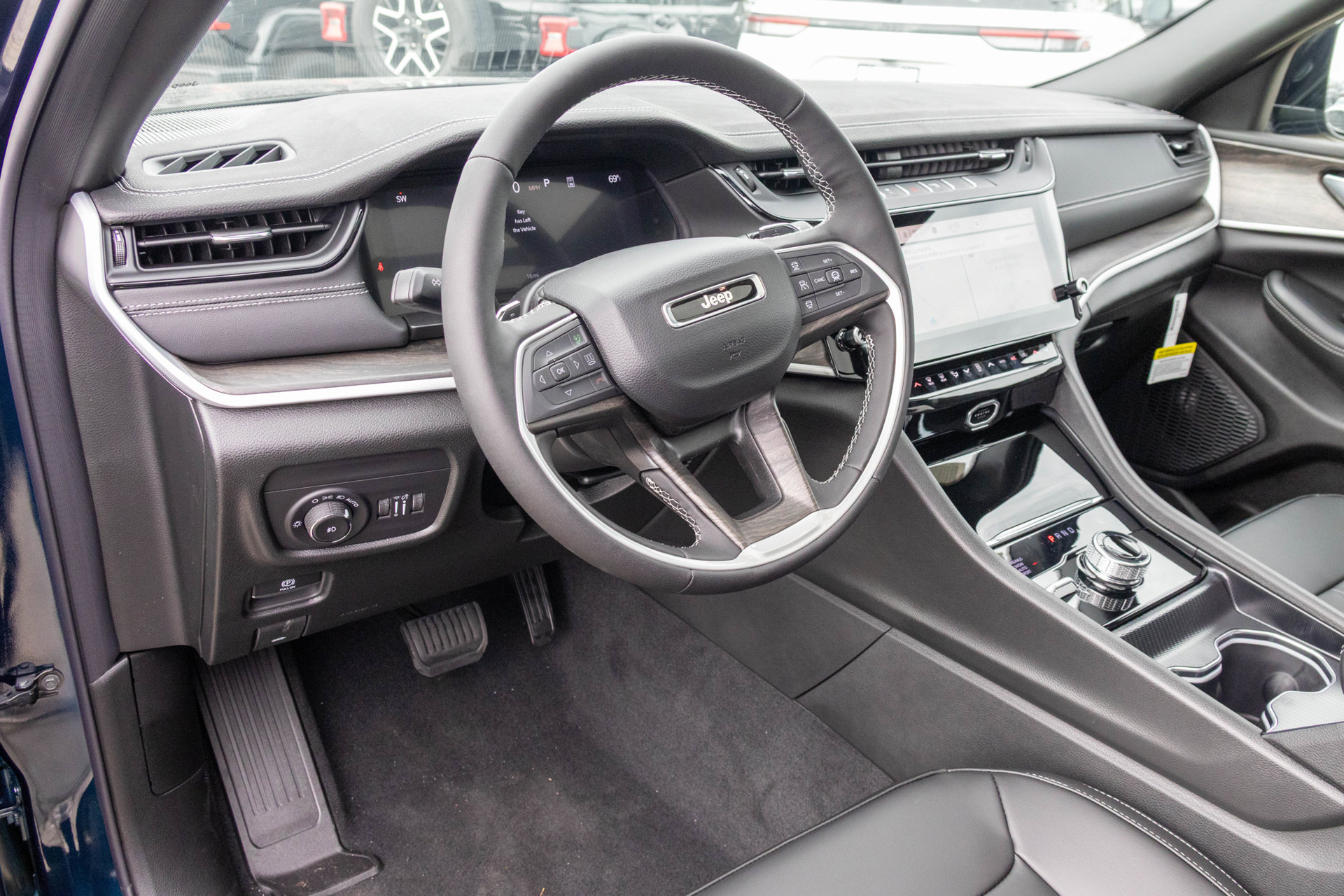 New 2027 Jeep Grand Cherokee L Limited AWD/4WD image 4