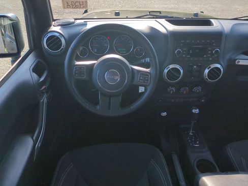 Used 2017 Jeep Wrangler Unlimited Sahara w/ Connectivity Group AWD/4WD image 16
