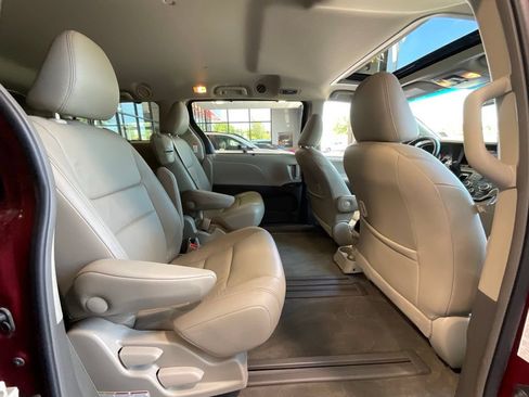 Used 2015 Toyota Sienna XLE FWD image 19