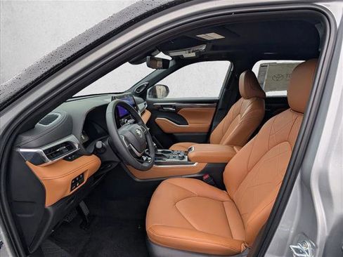 New 2025 Toyota Highlander Platinum image 13