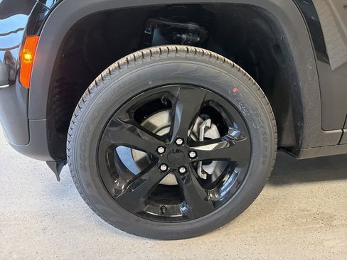 New 2026 Jeep Grand Cherokee Limited AWD/4WD image 2