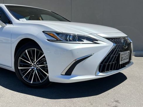 Used 2025 Lexus ES 300h w/ Premium Package FWD image 2