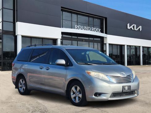 Used 2015 Toyota Sienna LE image 3